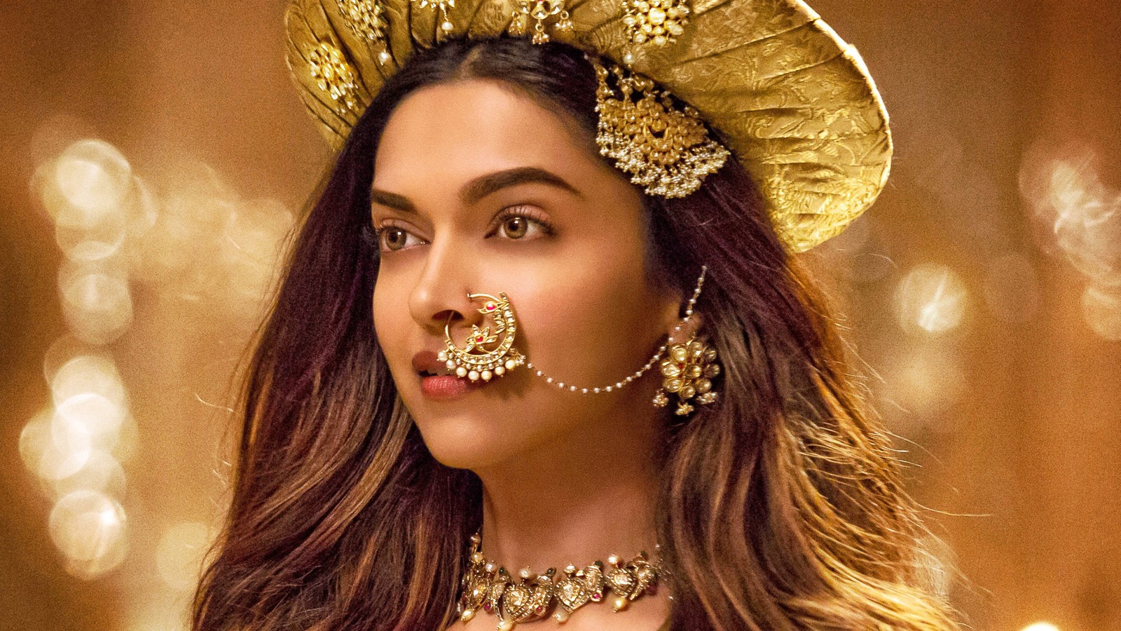 Deepika pannula en un atuendo dorado con un aro en la nariz (deepika padukone, celebridad, actriz, bollywood, morena)