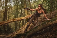 Cosplay de Lara Croft dans un cadre forestier aventureux