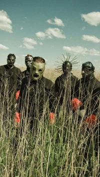 Slipknot na natureza: Ícones do heavy metal em meio à grama alta