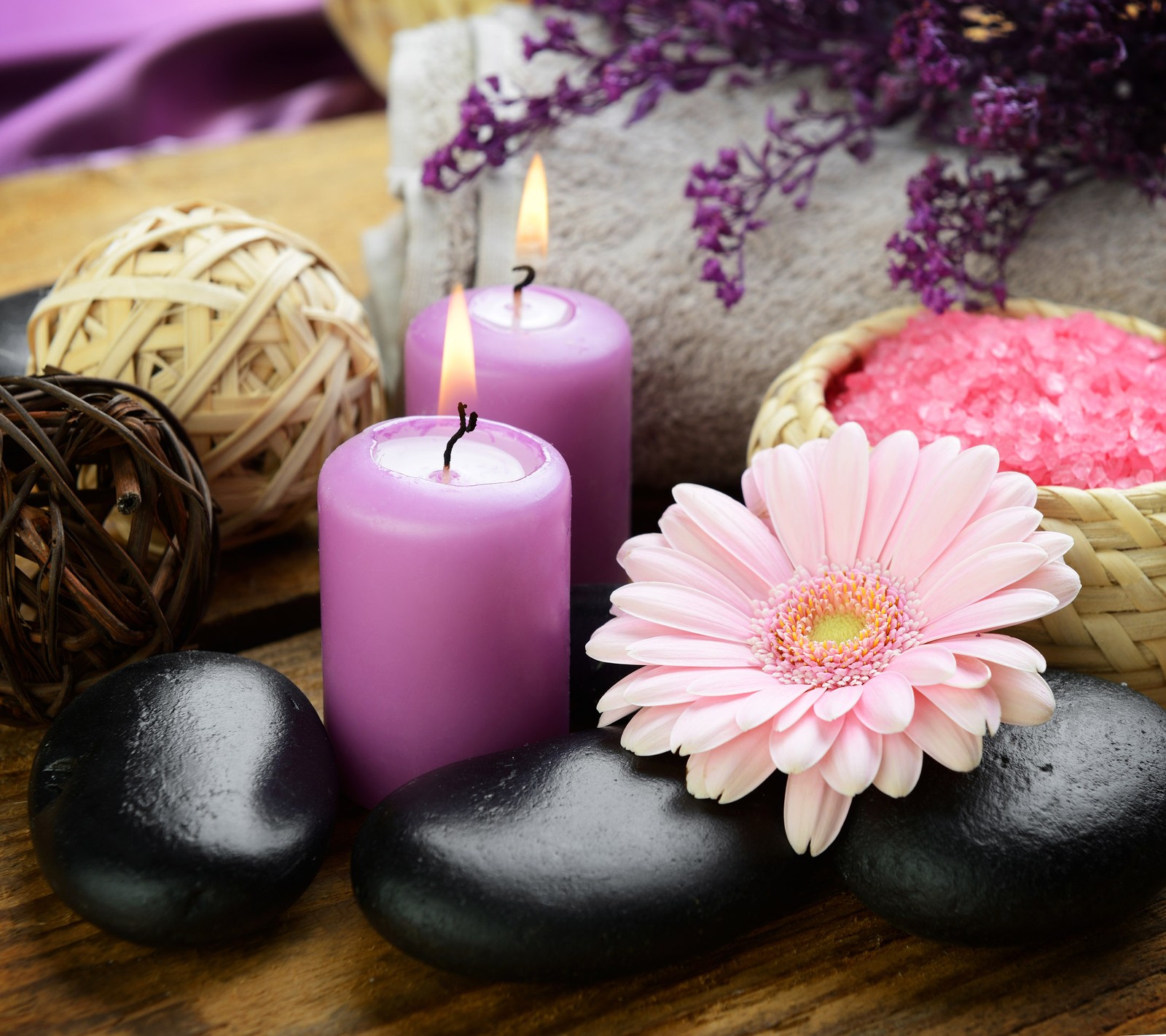 Velas e flores em uma mesa com pedras e flores (relaxante, spa)