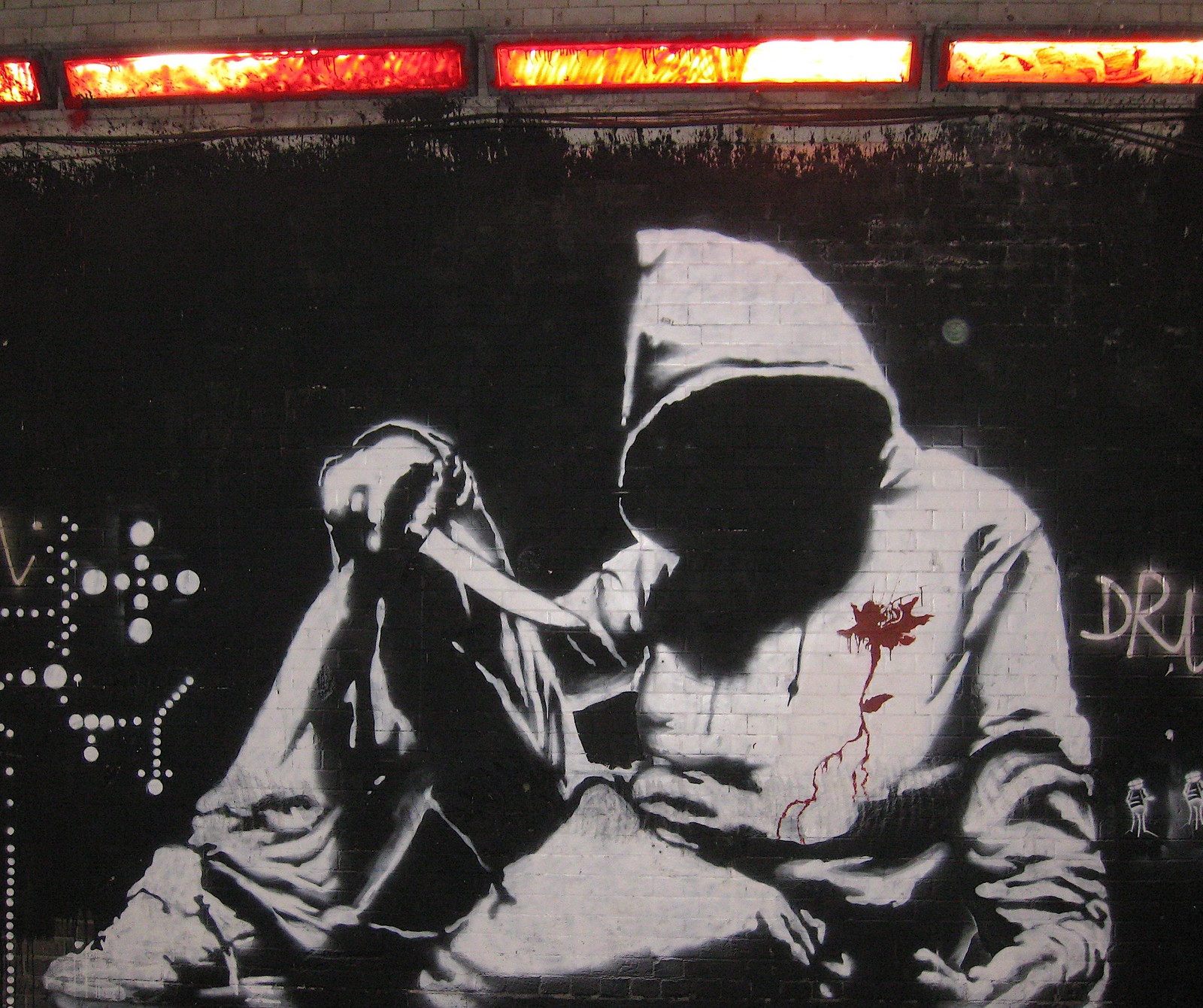 Graffiti eines mannes in kapuzenpullover, der auf einer bank sitzt (banksy, graffiti, grunge, politik, spray)