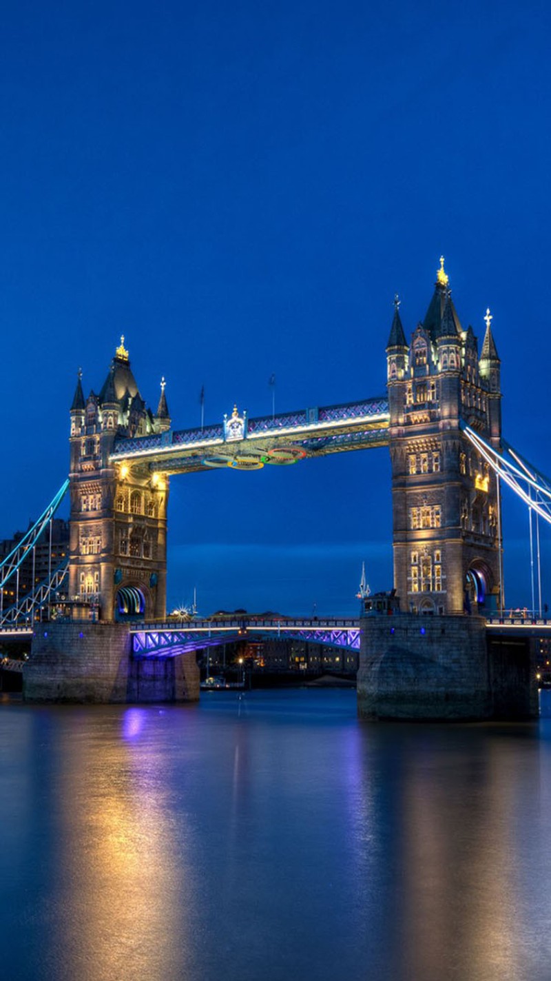 Арендованный мост через воду с проходящим мимо лодкой (мост, англия, england)