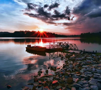 Sonnenuntergangsreflexionen über der ruhigen Flusslandschaft