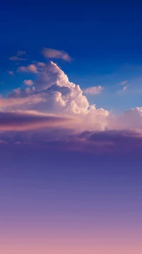 Nubes majestuosas abrazando el cielo al anochecer