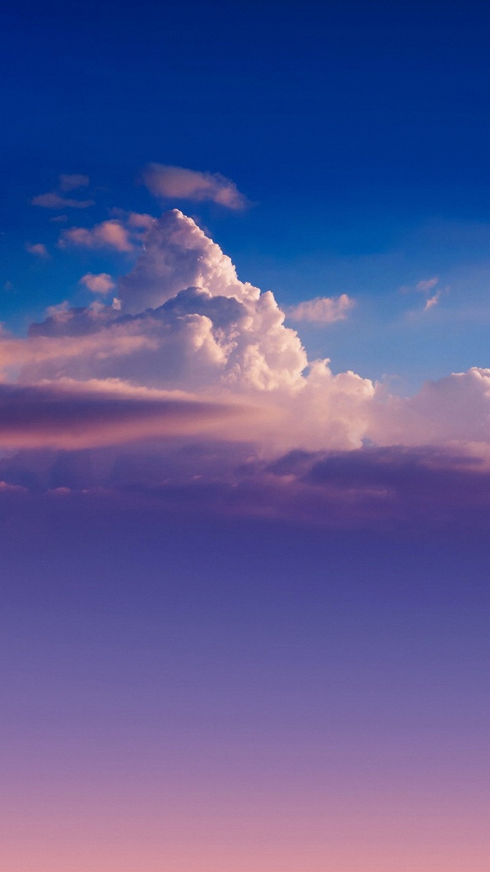 Il y a un avion qui vole dans le ciel avec un nuage en arrière-plan (nuages, nature, ciel)