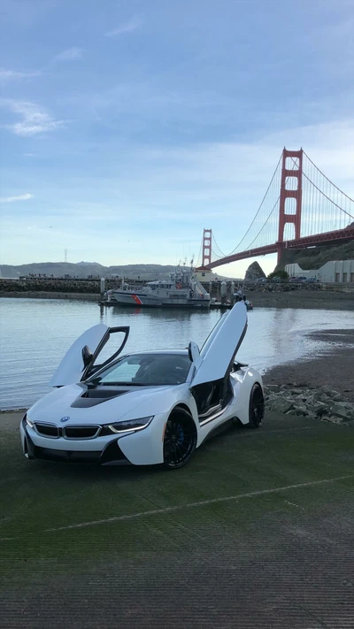 BMW i8: Um deslumbrante hypercar branco perto da Ponte Golden Gate