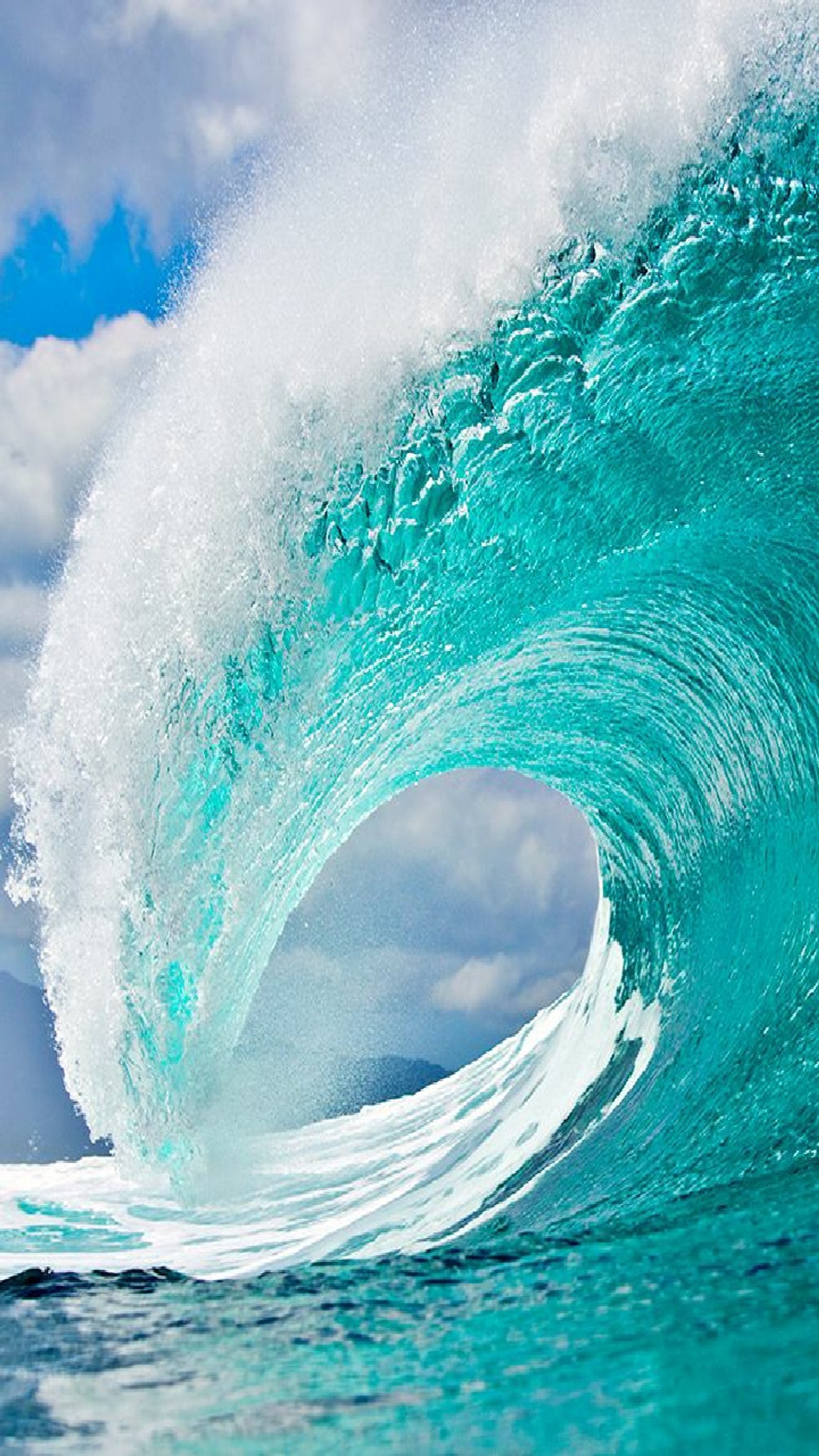 Surfeur surfant sur une grande vague dans l'océan par une journée ensoleillée (surf, surfing, vague, eau, bleu)