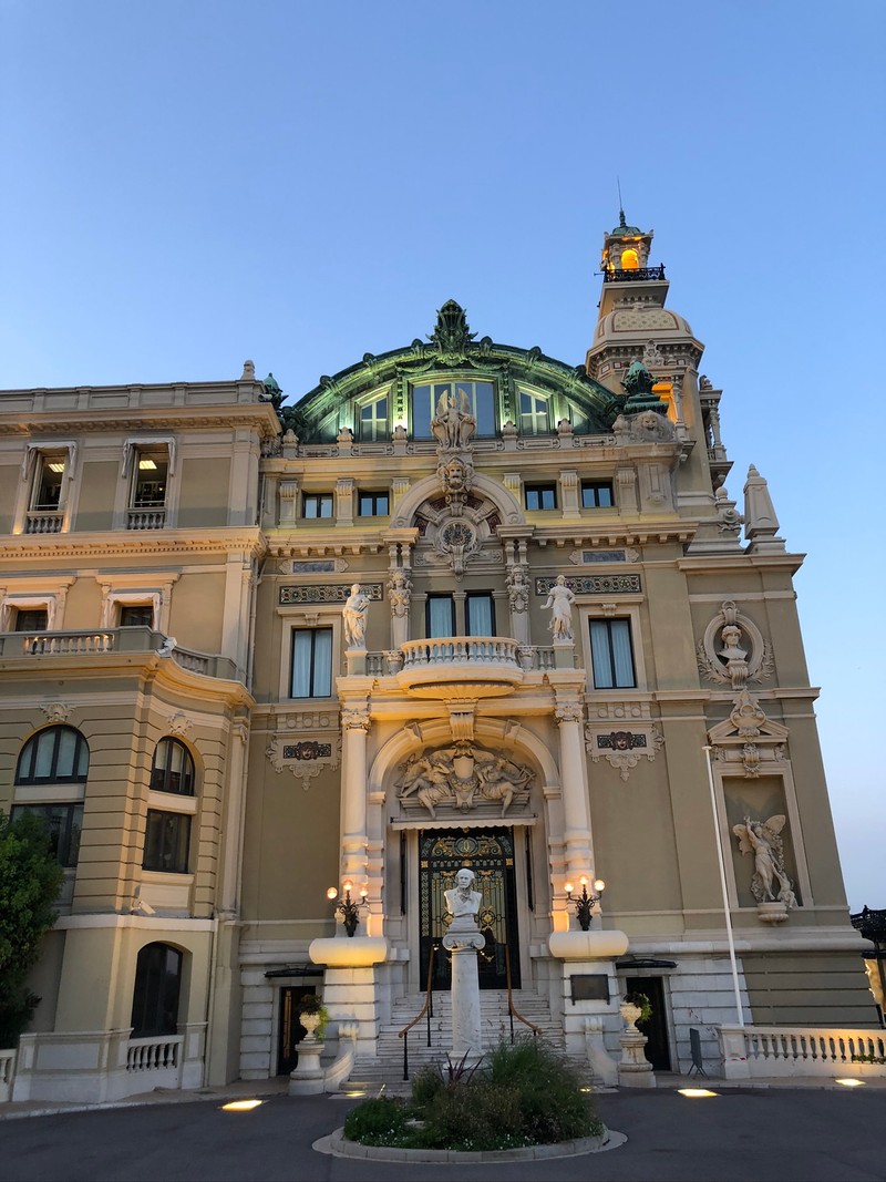 Здание с часовой башней и часами на вершине (monte carlo casino, окно, фасад, дверь, достопримечательность)