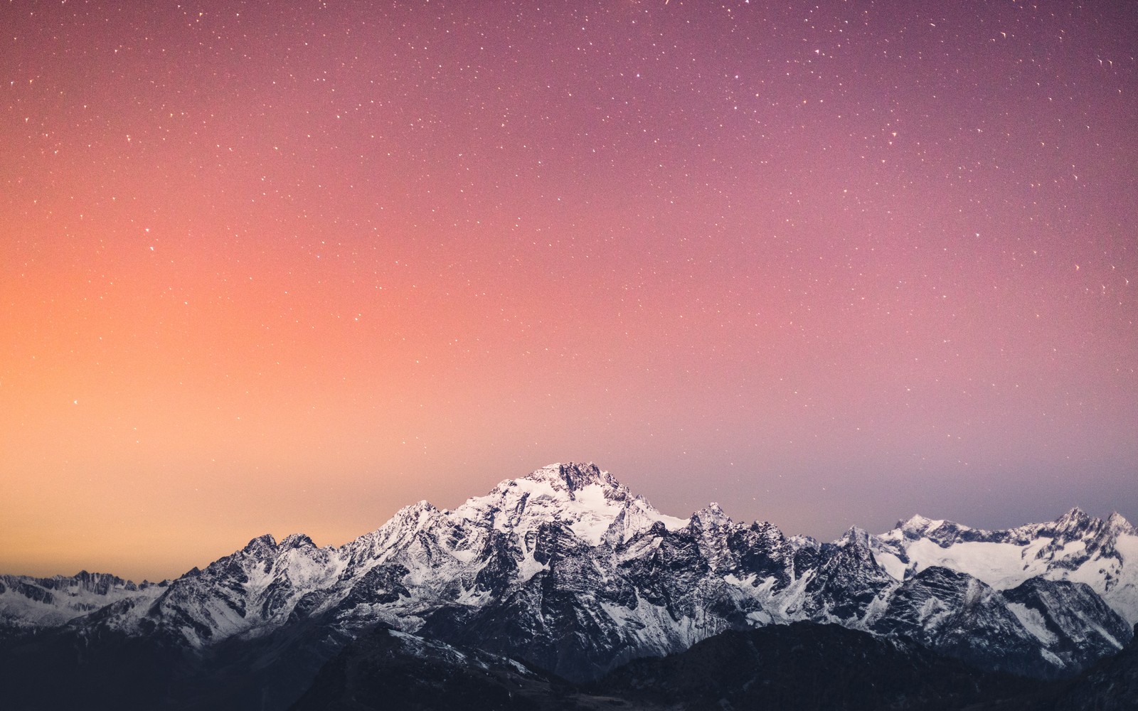 Eine aussicht auf ein gebirge mit pinkem himmel und sternen (alpen, 5k, gebirgskette, italien, rosa himmel)