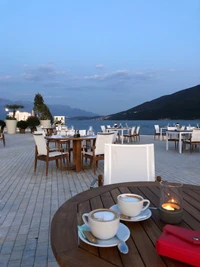 Penthouse-Resort-Dining mit Kaffee bei Sonnenuntergang