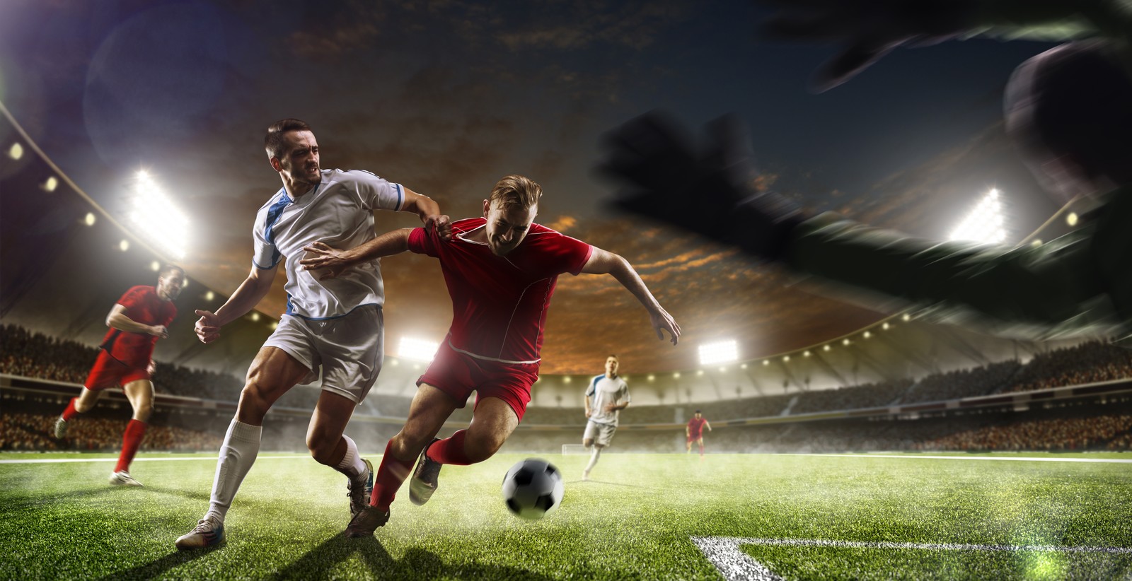 Deux footballeurs jouent au football sur un terrain de stade (joueur de football, stade, lieu sportif, football, joueur)