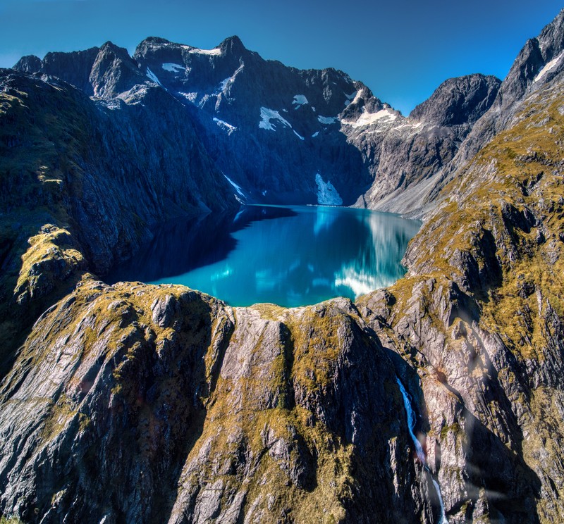 Арабский вид на озеро в середине горного массива (озеро эрскин, lake erskine, южные альпы, новая зеландия, new zealand)