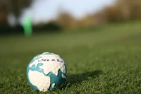 Golfball auf grünem Gras mit inspirierender Botschaft