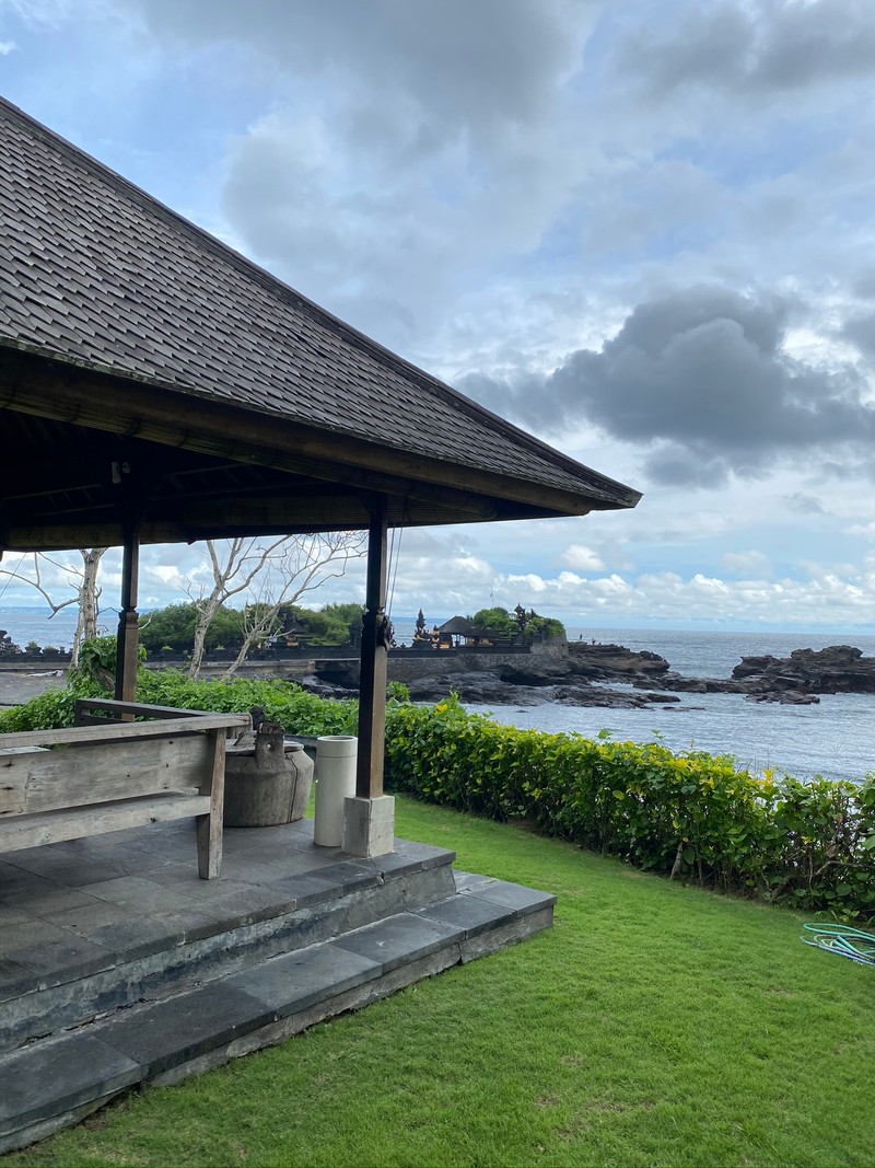 Скамейка на траве у воды (индонезия, бали, bali, облако, вода)