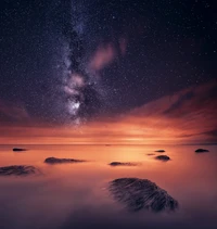 Reflexão da Galáxia sobre águas serenas: uma deslumbrante paisagem noturna