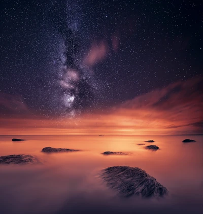 Reflejo de Galaxia sobre aguas serenas: un impresionante paisaje nocturno