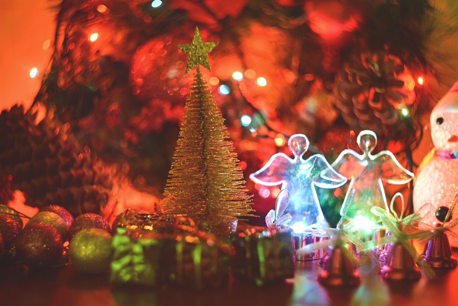 A close up of a christmas tree with a bunch of lights (christmas day, new year, holiday, christmas tree, christmas decoration)