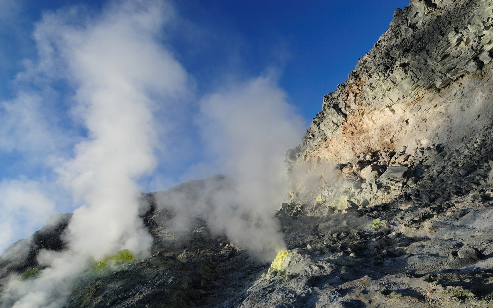 Zone parfumée avec une montagne et un nuage de vapeur (nuage, roche, géologie, montagne, chaîne de montagnes)