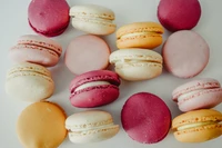 Sortimento colorido de macarons exibindo uma variedade de sabores e texturas.