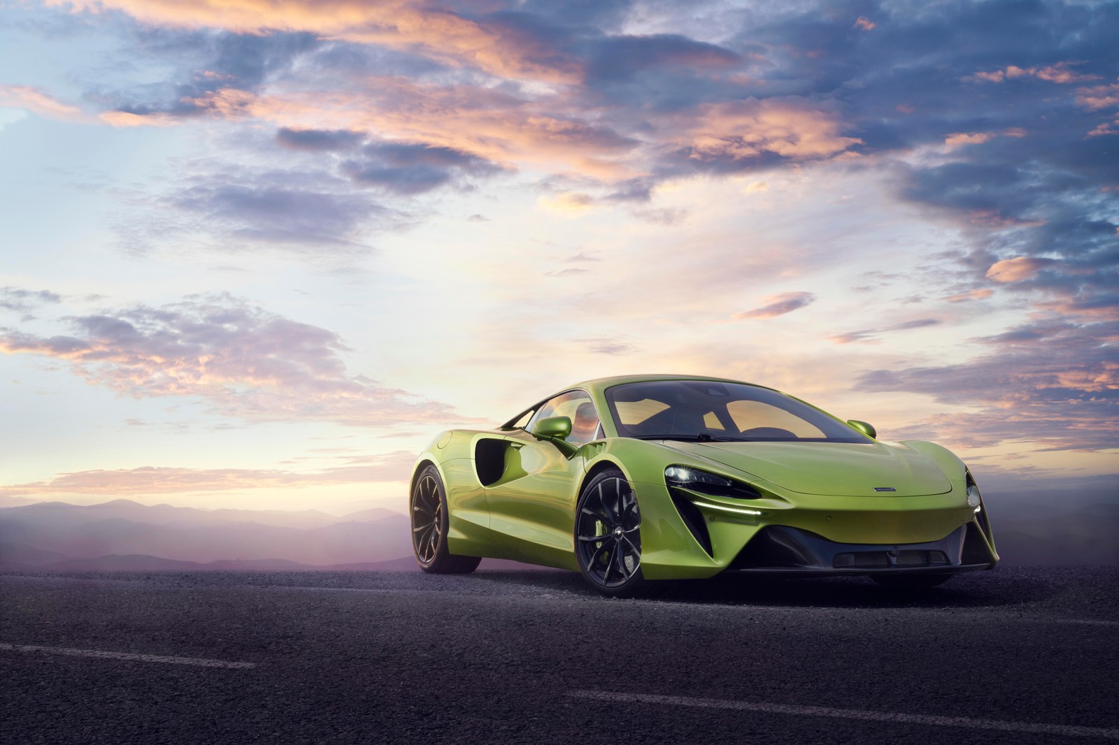 Ein gelbes sportauto fährt auf einer straße mit einem sonnenuntergang im hintergrund (mclaren artura, supersportwagen, phev autos, 2022, 5k)