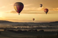 Ciel du matin rempli de ballons à air chaud colorés