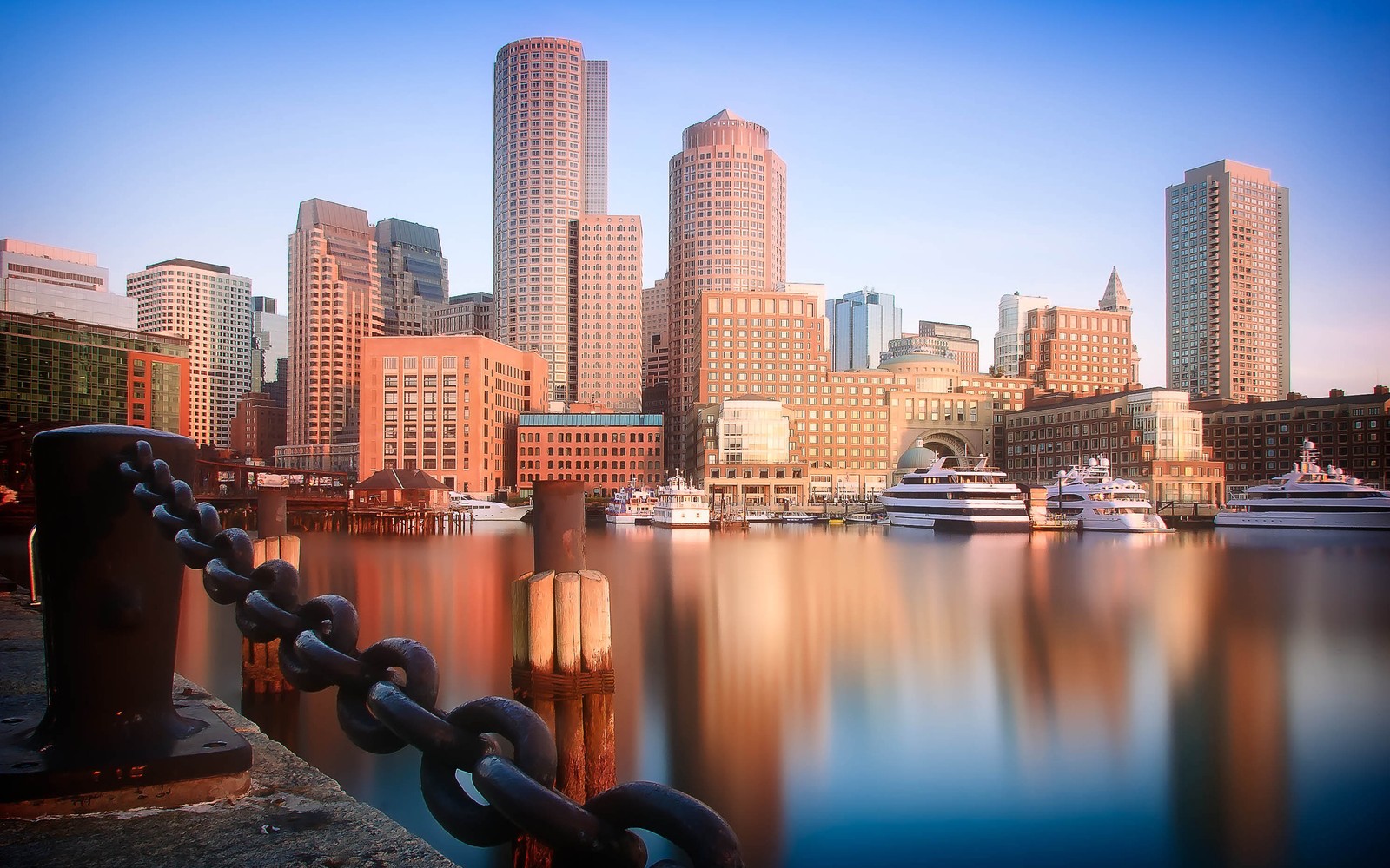 Vista árabe de um horizonte urbano com um porto e barcos (boston, paisagem urbana, cidade, linha do horizonte, arranha céus)