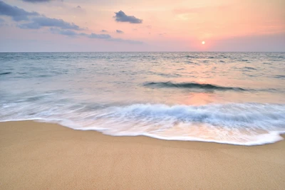 Sereno atardecer sobre suaves olas en la costa