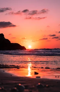 Coucher de soleil serein sur les vagues de l'océan