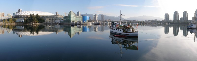 Арабская лодка на воде с городом на заднем плане (водный транспорт, отражение, лодка, марина, гавань)