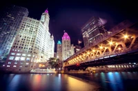 Paysage nocturne vibrant de Chicago : Gratte-ciels et reflets le long de la rivière