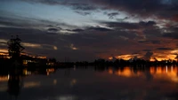 Gelassenheit Sonnenuntergang Reflexion auf ruhigem Fluss