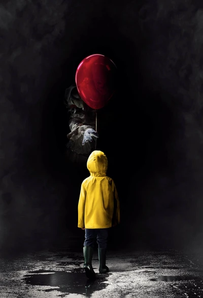 Un jeune garçon dans un imperméable jaune se tient dans l'obscurité, faisant face à une figure sinistre tenant un ballon rouge.