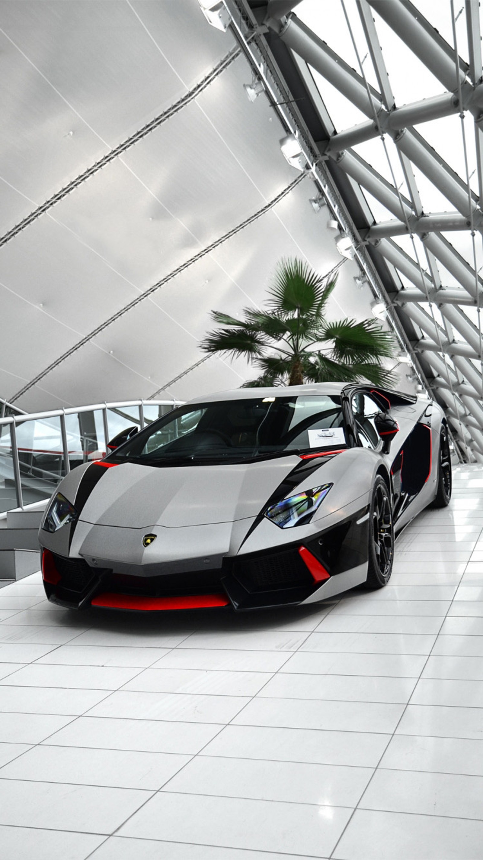 Un gros plan d'une voiture de sport blanche et noire garée dans un bâtiment (voiture, lamborghini)