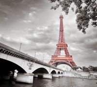 Eiffelturm gegen einen dramatischen Himmel in Paris