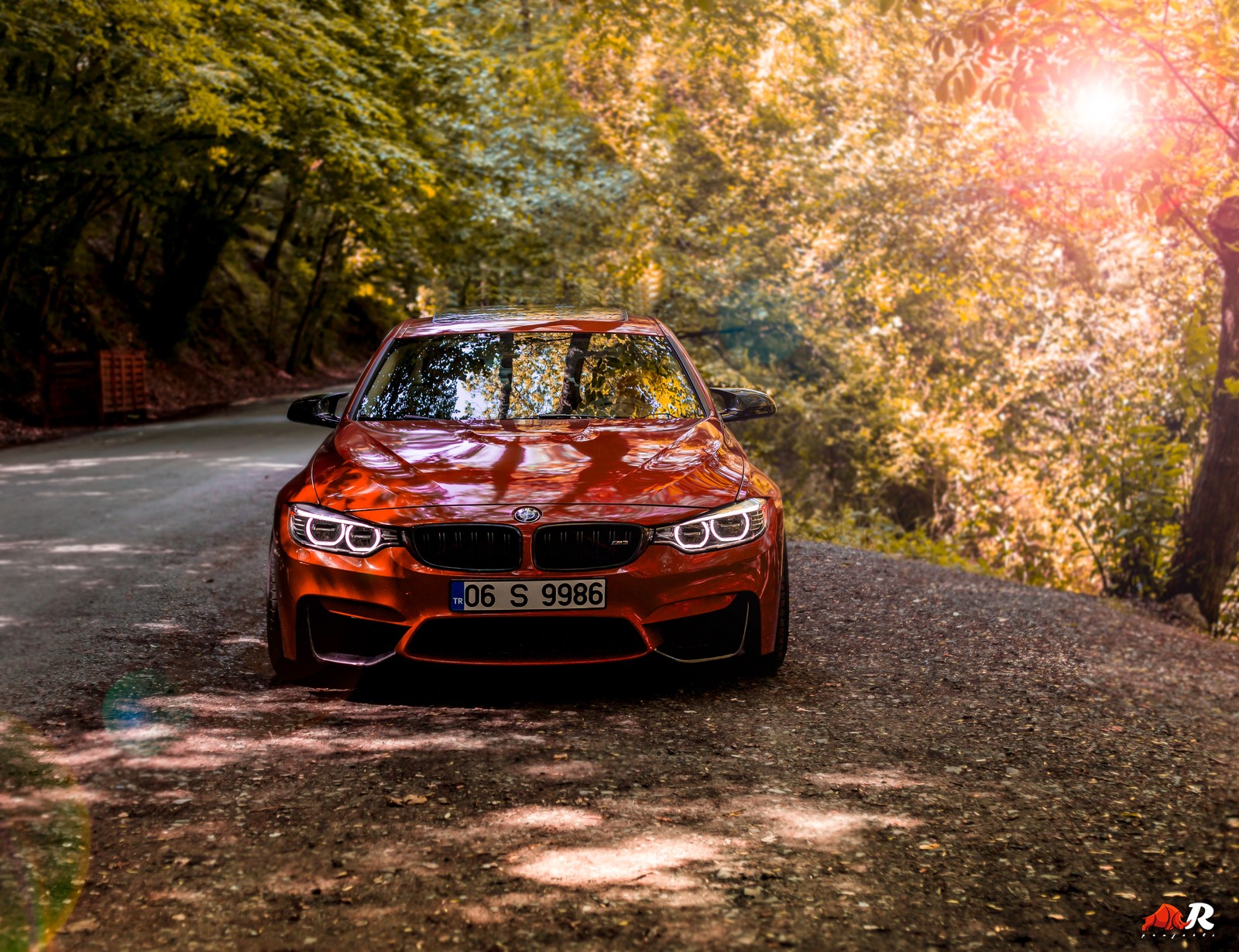 Un coche bmw rojo estacionado en un camino en el bosque (ankara, bmw, coche, coches, instagram)