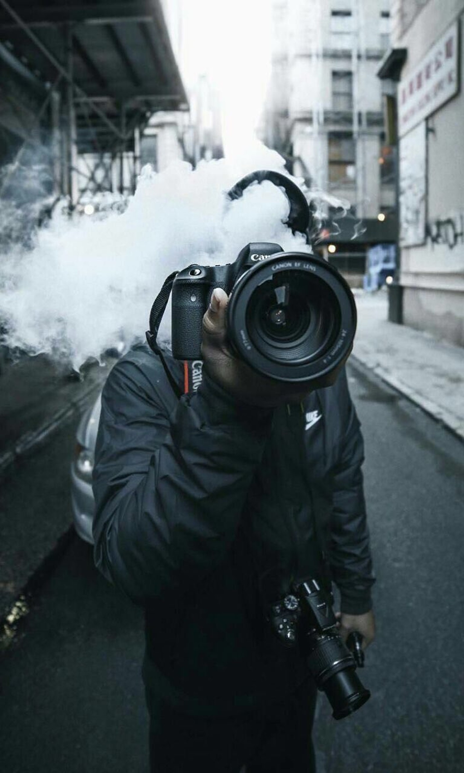 Un homme prend une photo d'une rue avec un appareil photo (caméra, image, take photo)