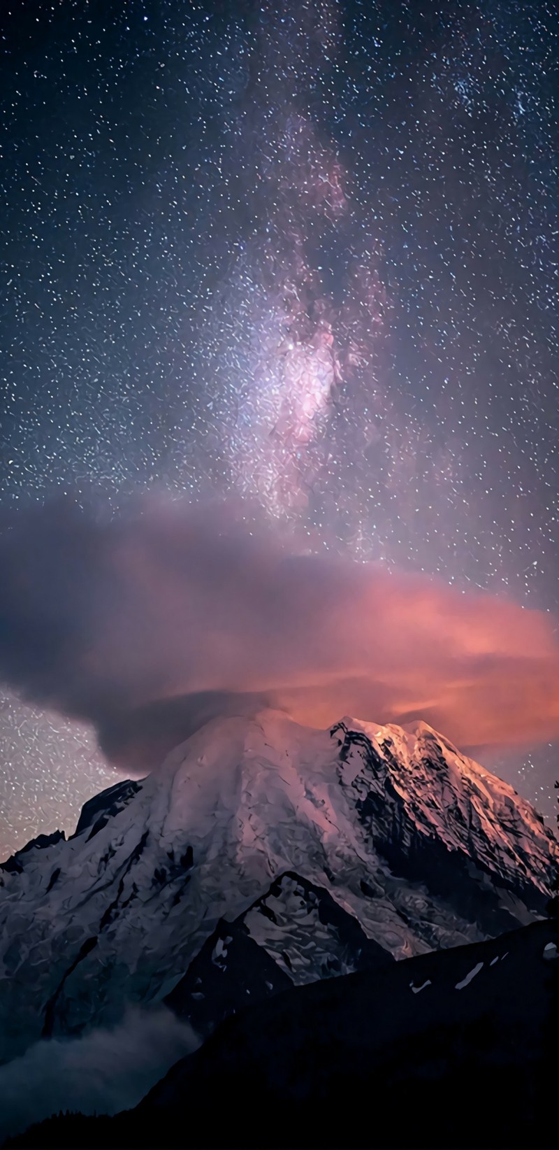 Céu estrelado sobre uma montanha com uma nuvem e uma cobertura de nuvem (escuro, natureza, noite, inverno)