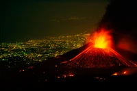 Erupção do Monte Etna: Uma exibição noturna de poder e luz vulcânica sobre o mar.