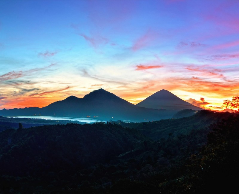 Вид на горный массив с закатом на фоне (бали, bali, индонезия, kintamani, горы)