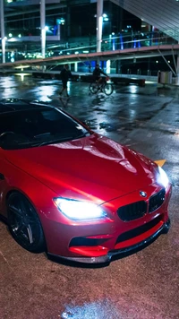 Eleganter roter BMW M6, der in der Nachtregen leuchtet