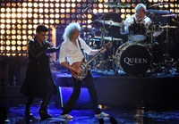 Queen en concert : Une performance dynamique avec des musiciens emblématiques