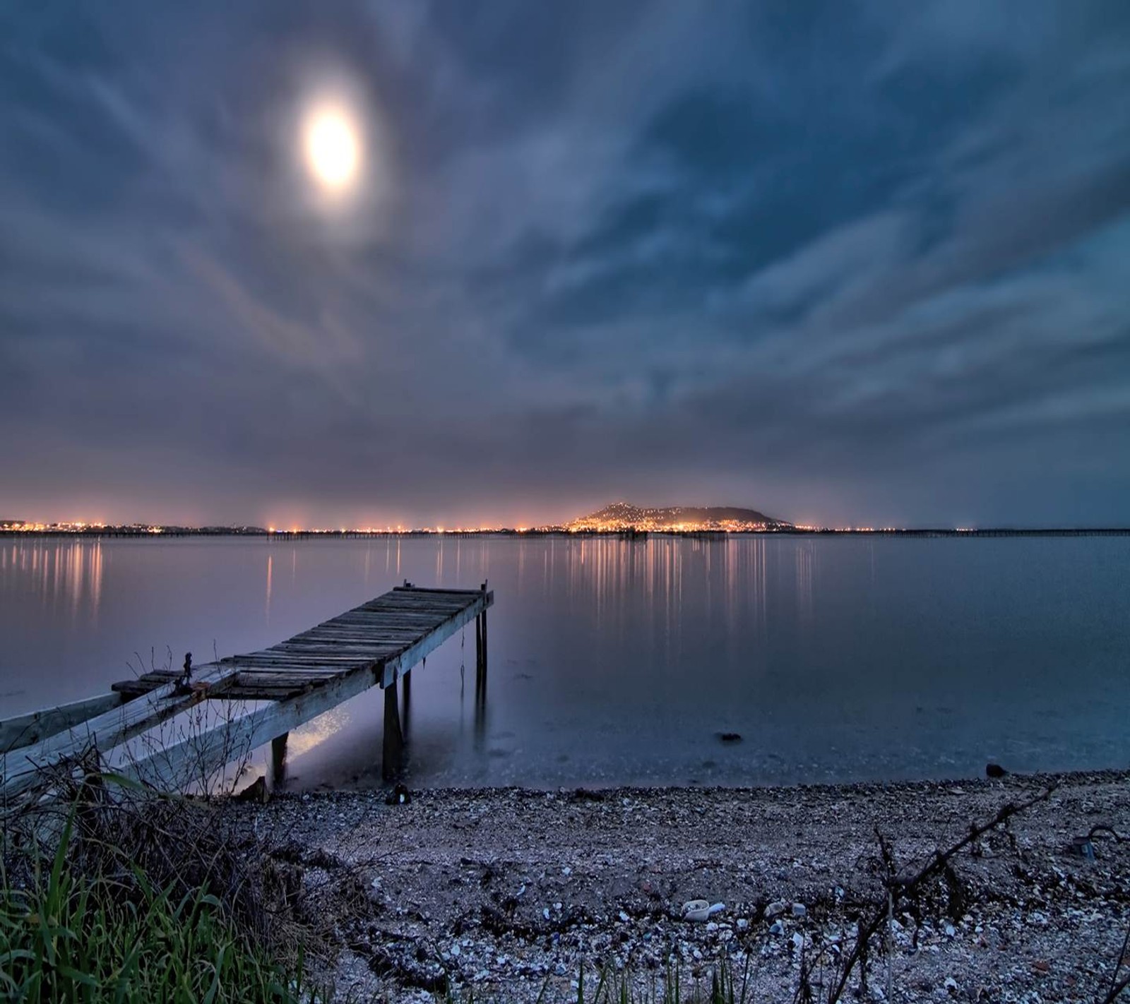 Arafed pier on a lake with a full moon in the sky (3d nature, 3d view, beach, hd nature, hd view)