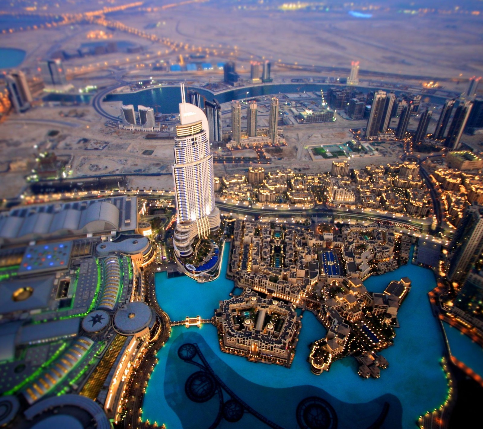 Une vue aérienne d'une ville la nuit avec une rivière qui la traverse (ville, dubaï, dubai)