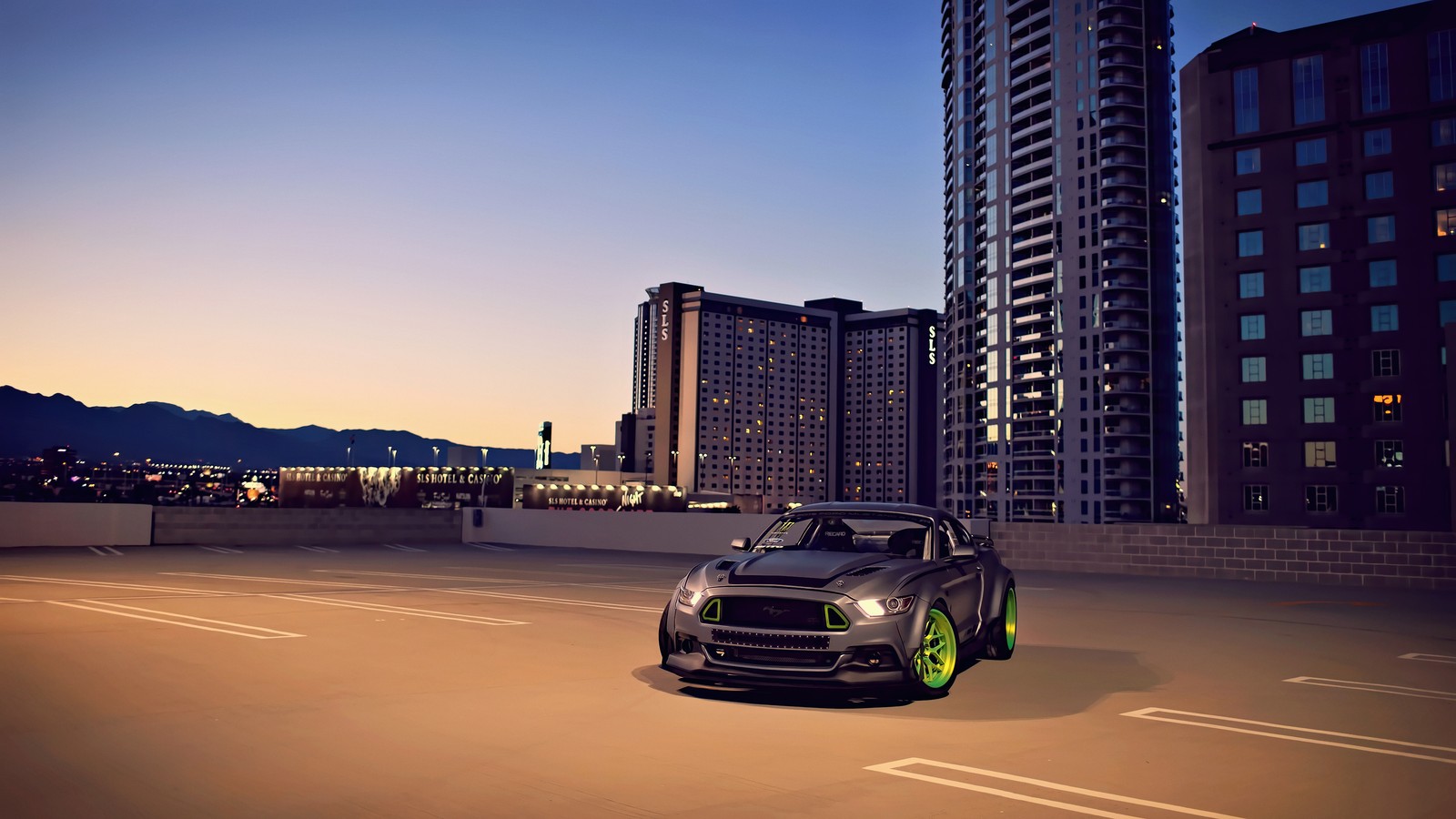 Un coche en un estacionamiento con un horizonte de ciudad al fondo (américa, ford, verde, monster energy, músculo)