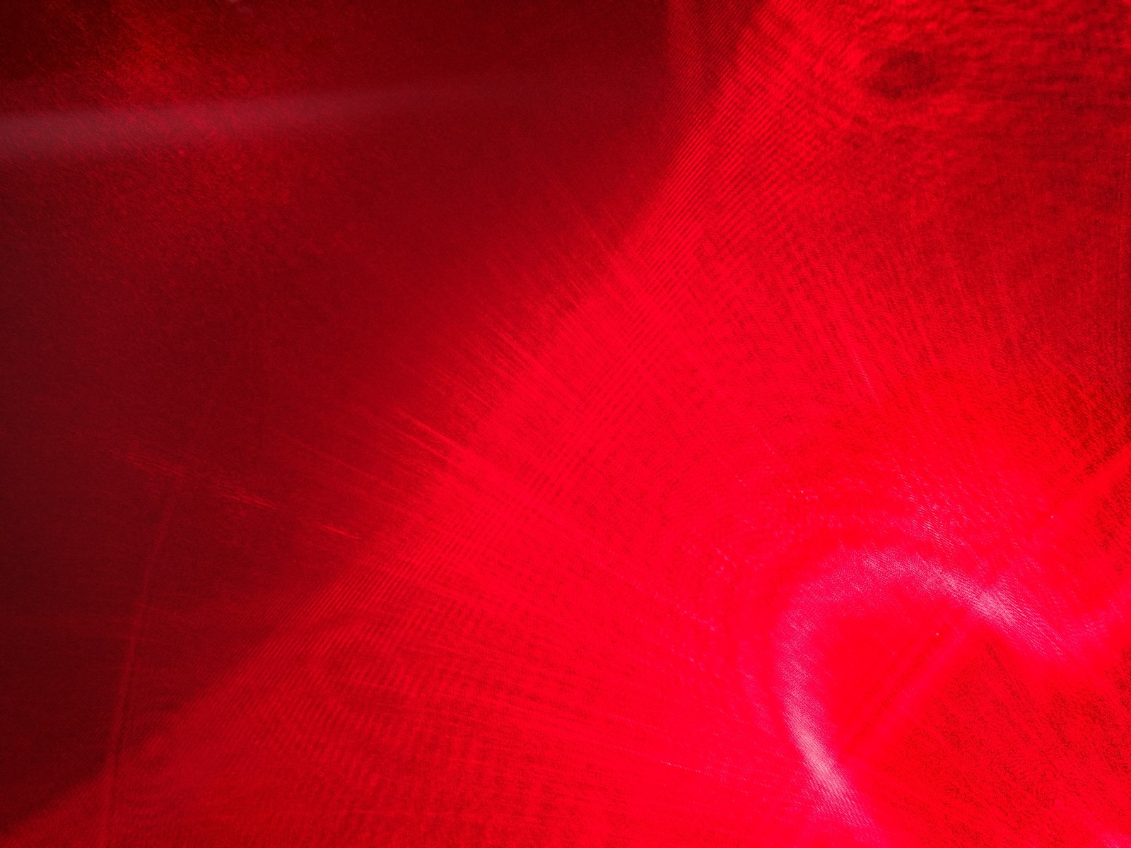 Une lumière rouge brille sur un objet en forme de cœur rouge (seperation, whatthewhatthe)