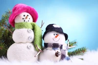 Bonecos de neve encantadores com roupas de inverno e decoração de Natal