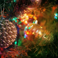 Adornos navideños brillantes en un árbol decorado festivamente