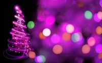 Arbre de Noël violet vibrant avec des lumières scintillantes et des ornements