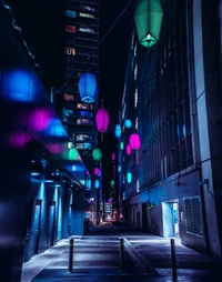 Allée nocturne vibrante illuminée par des lanternes colorées et une architecture urbaine