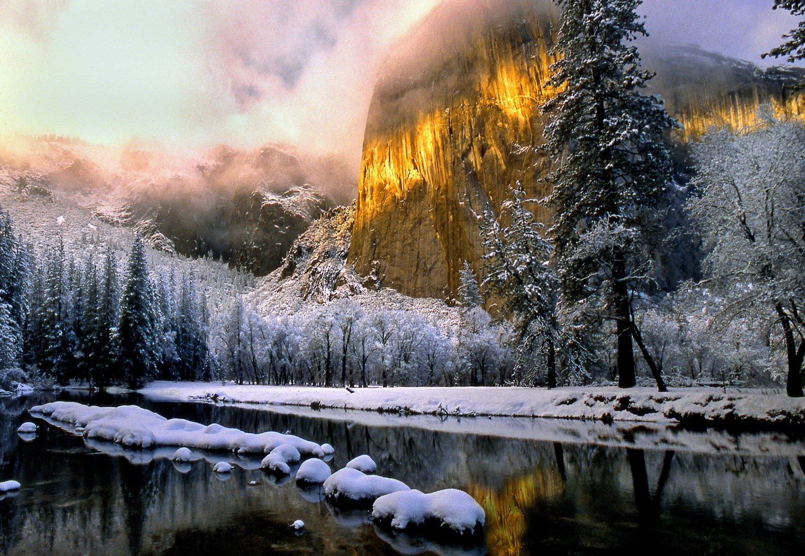 Una vista arafed de una montaña con un río y árboles cubiertos de nieve (nieve, invierno, paisaje natural, naturaleza, agua)